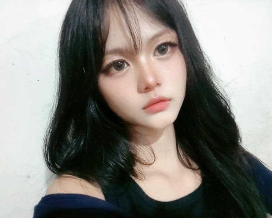 Cosplay makeup karakter anime dengan rambut hijau dan face paint dramatis
