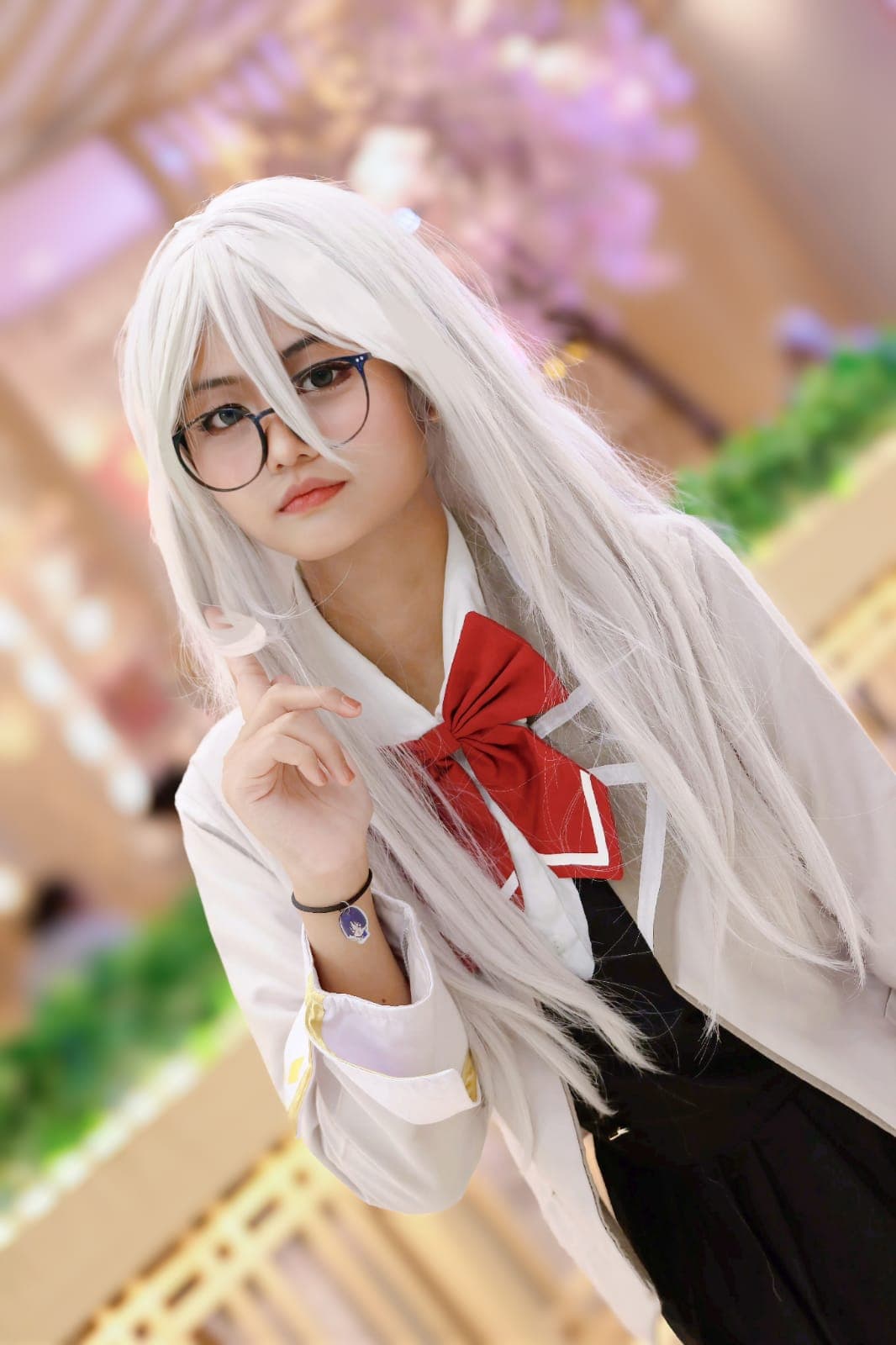 Cosplay makeup karakter dengan wig putih dan aksesoris telinga